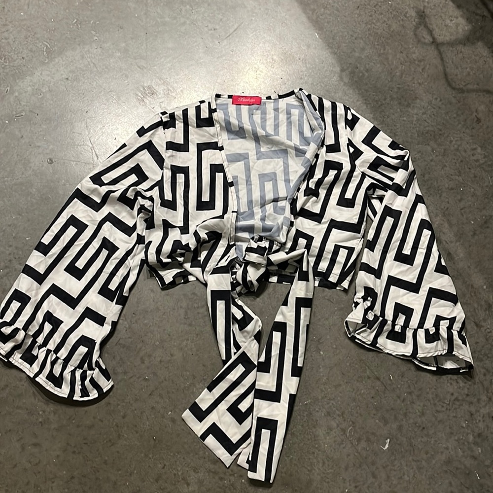 Deep V Tie waist large end sleeve black and white pattern top